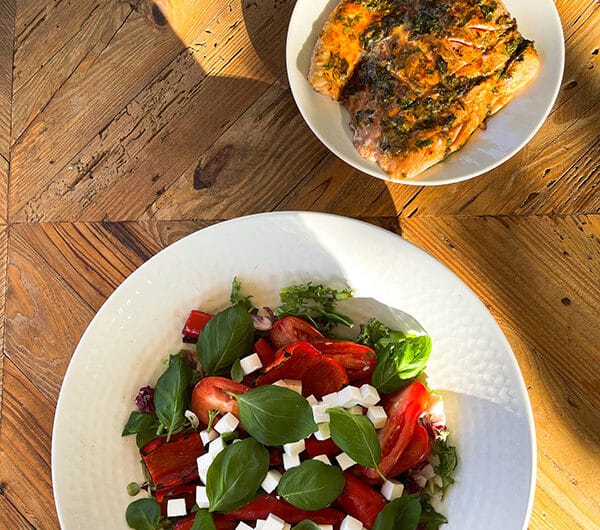 Yrttinen harissalohi ja salaattia