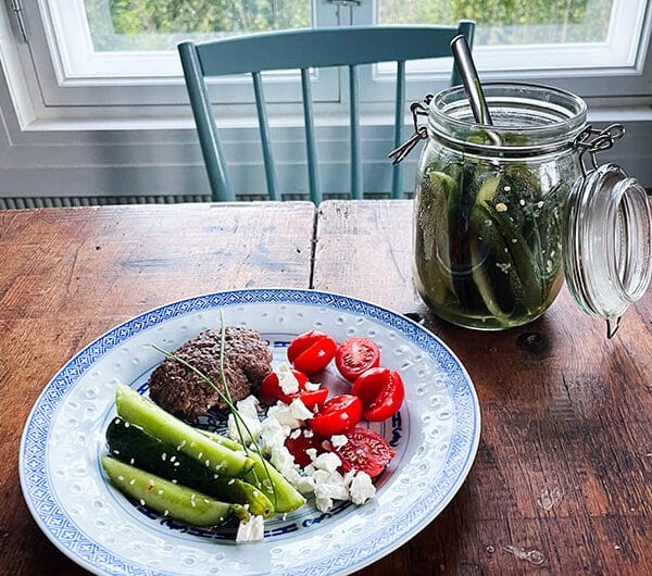 Kurkkukimchi ja jauhelihapihvit