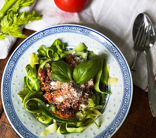 Kesäkurpitsaspagetti bolognese