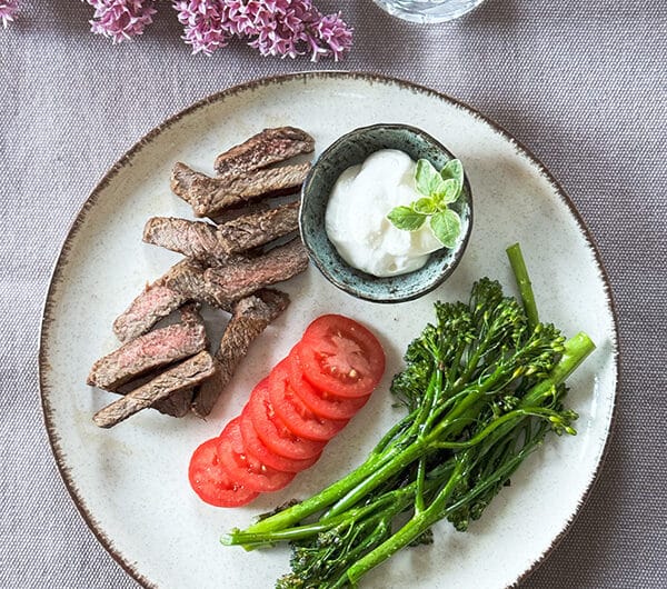 Naudan ulkofileepihviä ja varsiparsakaalia valkosipulidipillä