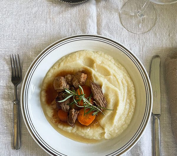 Punajuurikeitto, pippurinen karjalanpaisti ja palsternakkapyree ja luumusuflee