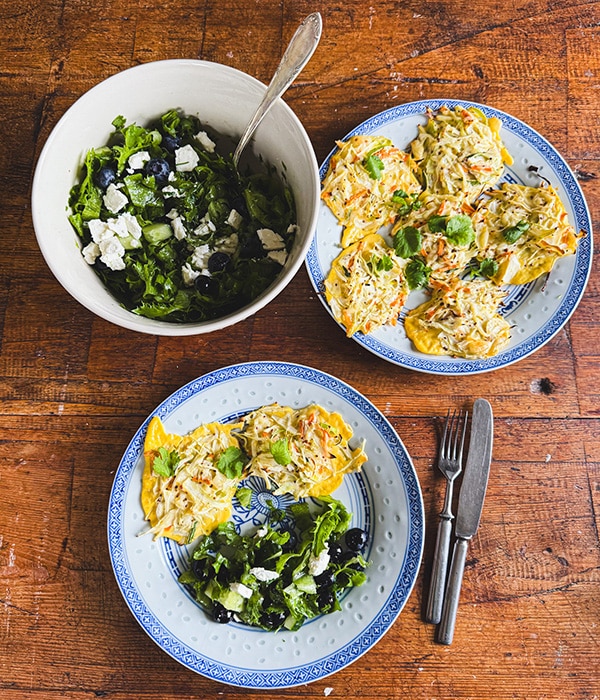 Kasvispihvit ja vihreä feta-salaatti