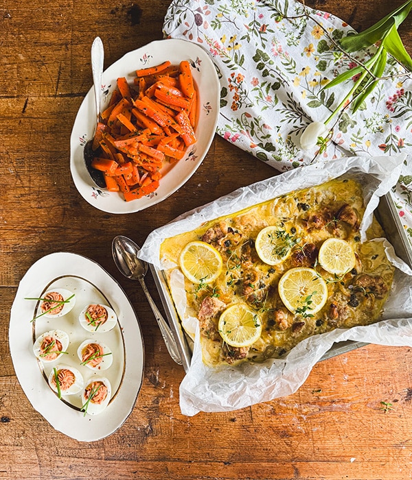 Pääsiäisateria: Tomaattiset täytetyt munat,Sitruuna-timjami broileria ja rakuunaporkkanoita