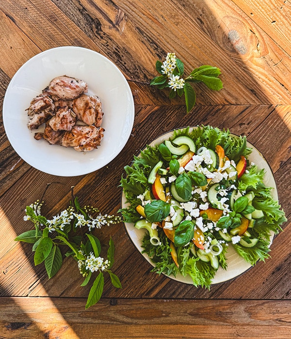 Nektariini-fetasalaatti ja grillattua kanaa