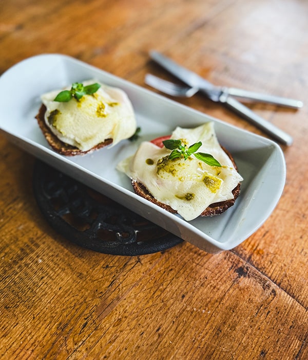 Juustoiset pestoleivät