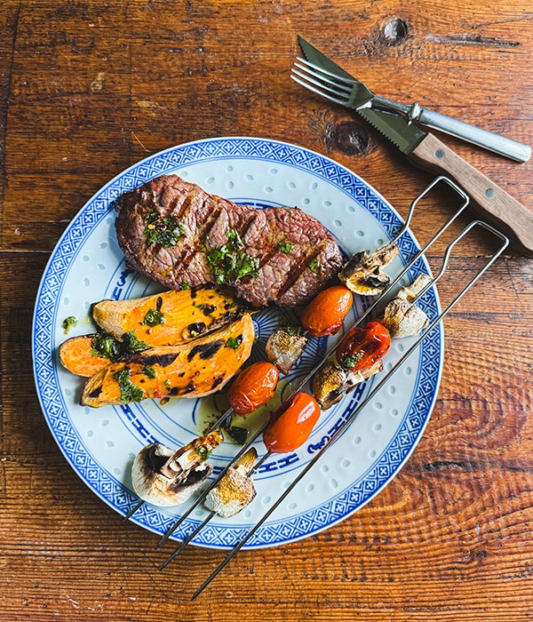 Grillattu bataatti ja pihvit yrttiöljyllä