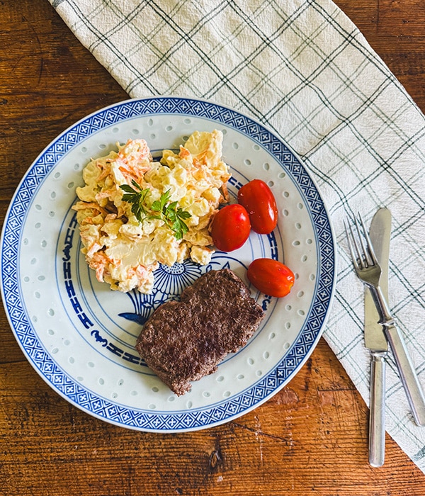 Kukkakaalicoleslaw ja jauhelihapihvit