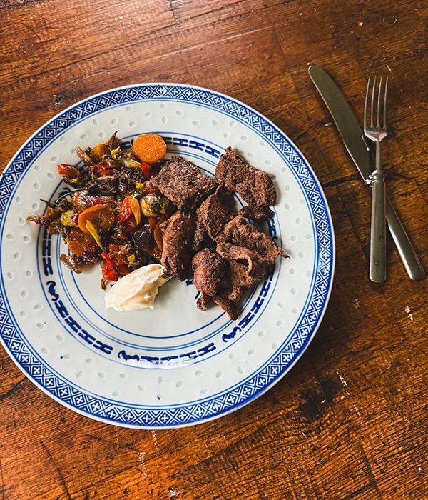 Paistettua maksaa vihanneshöystöllä