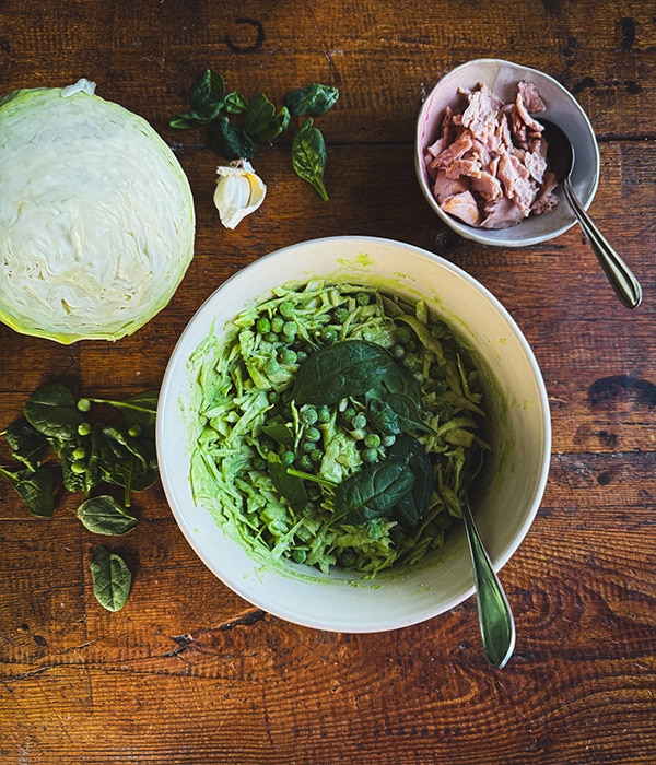 Vihreä kaalisalaatti ja kanaa