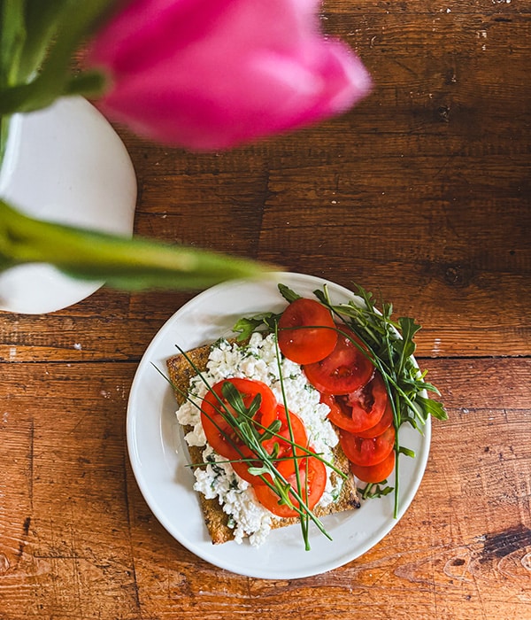 Rieskat yrttiraejuustolevitteellä