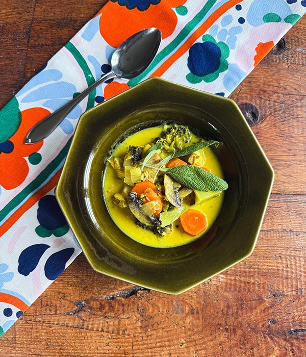 Juustoinen curry-kanakeitto
