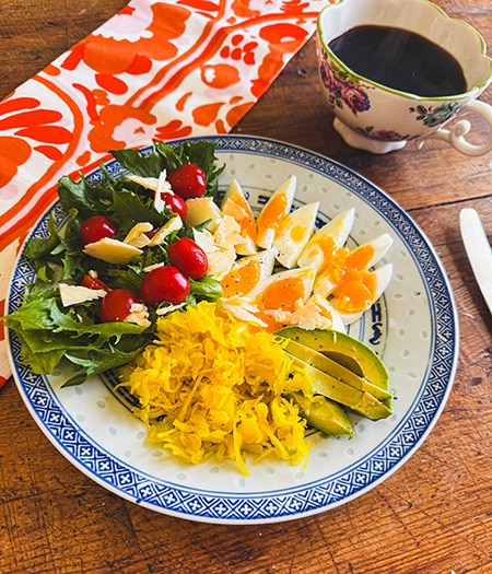 Keitetyt munat ja hapankaali