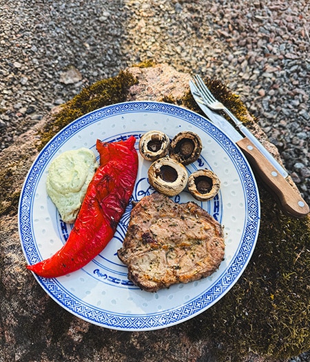 Grillattua kasleria ja avokadotsatsikia