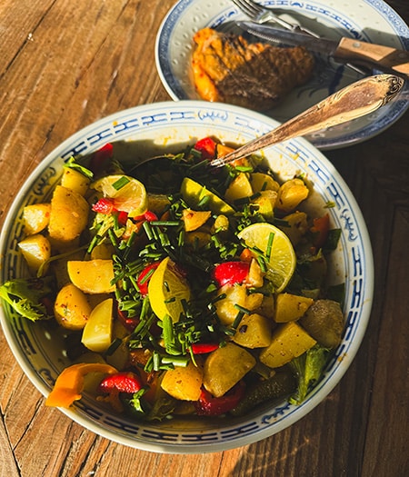 Chili-perunasalaatti ja grillipihvit